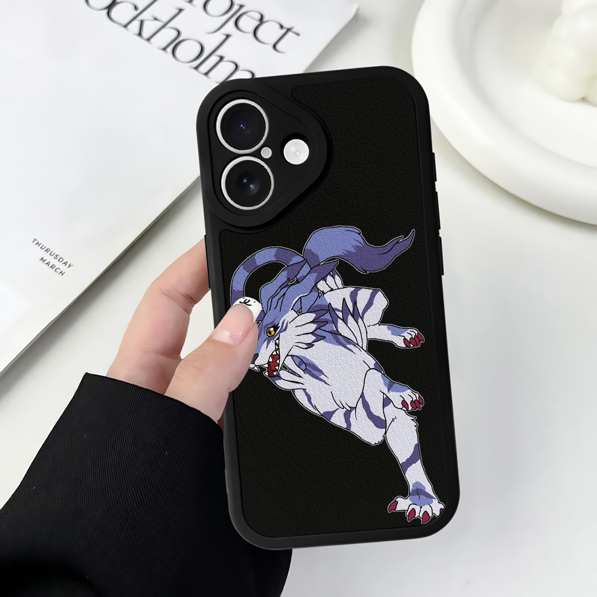 （画像用） Digimon デジタルモンスター/デジモン 【iPhone 16シリーズ対応】シリコンスマホケース（レザー調） 材質：シリコン